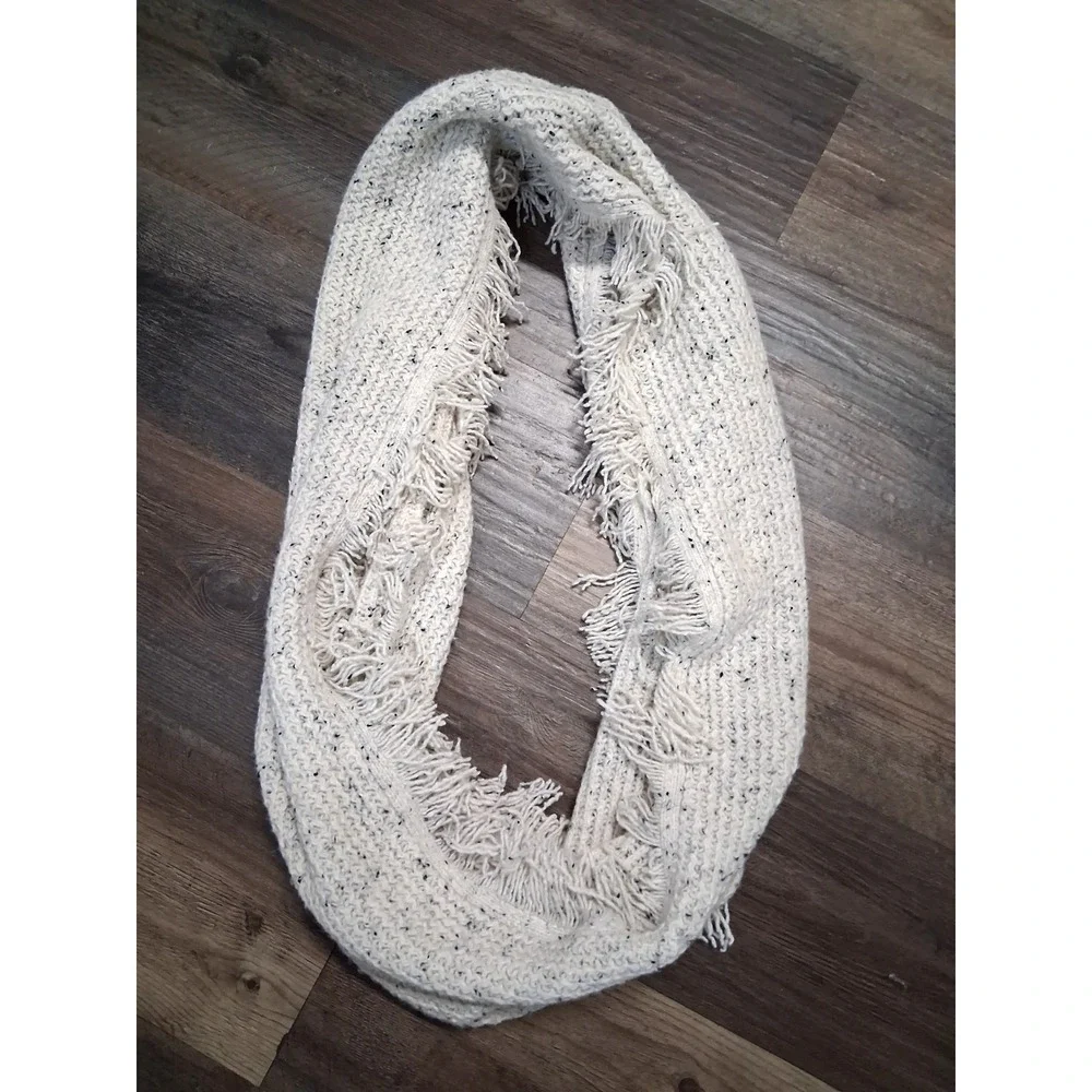 Club Monaco Italian Yarn Infinity Scarf Wool Blend Chunky Fringed